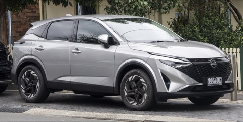 Nissan Qashqai actualizado, en plata, de tres cuartos delantero