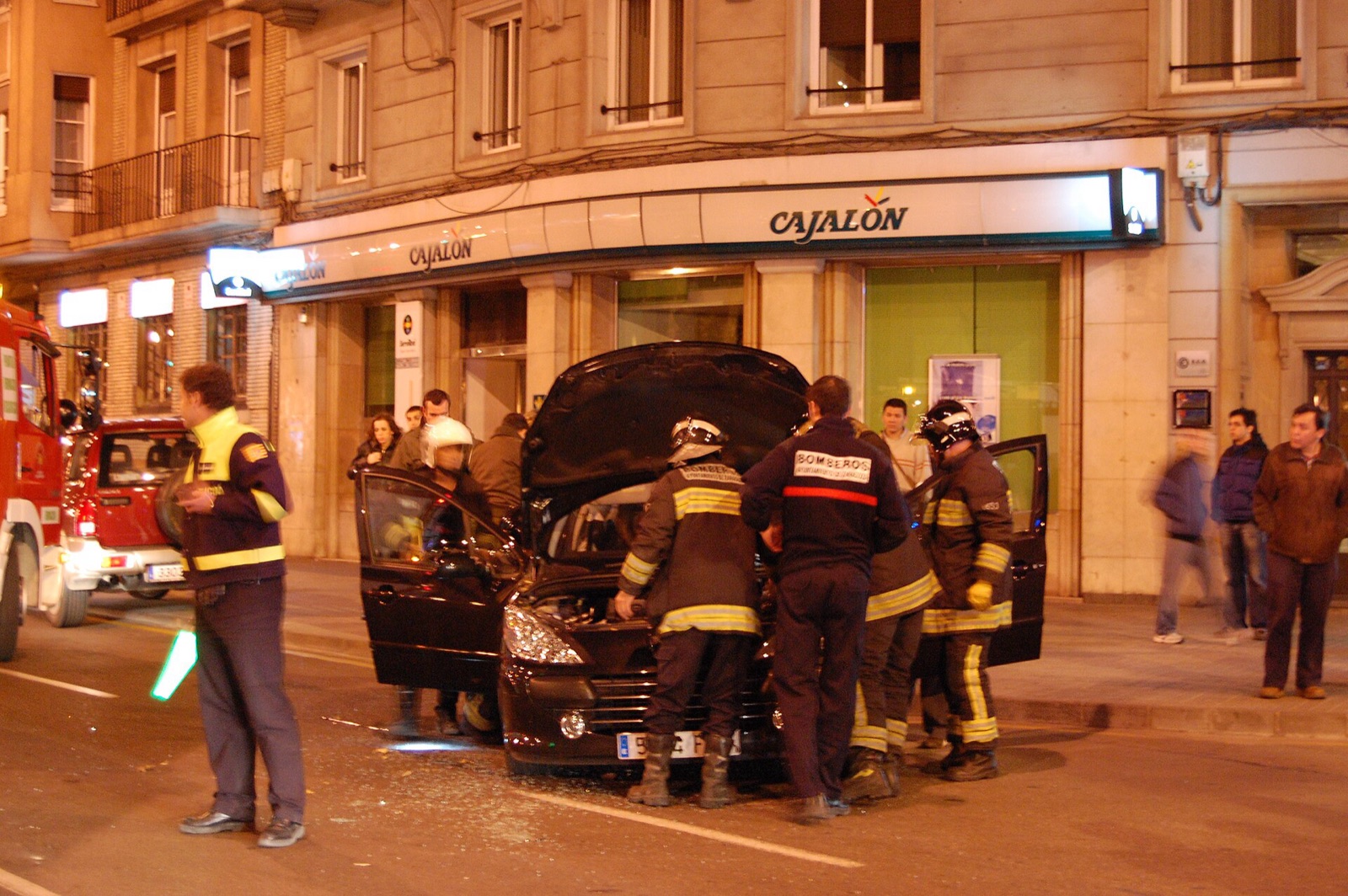 Bomberos atienden a un turismo accidentado en una calle del centro de Zaragoza