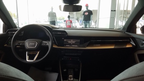 Salpicadero de un Audi A3 8Y con la pantalla central del sistema multimedia