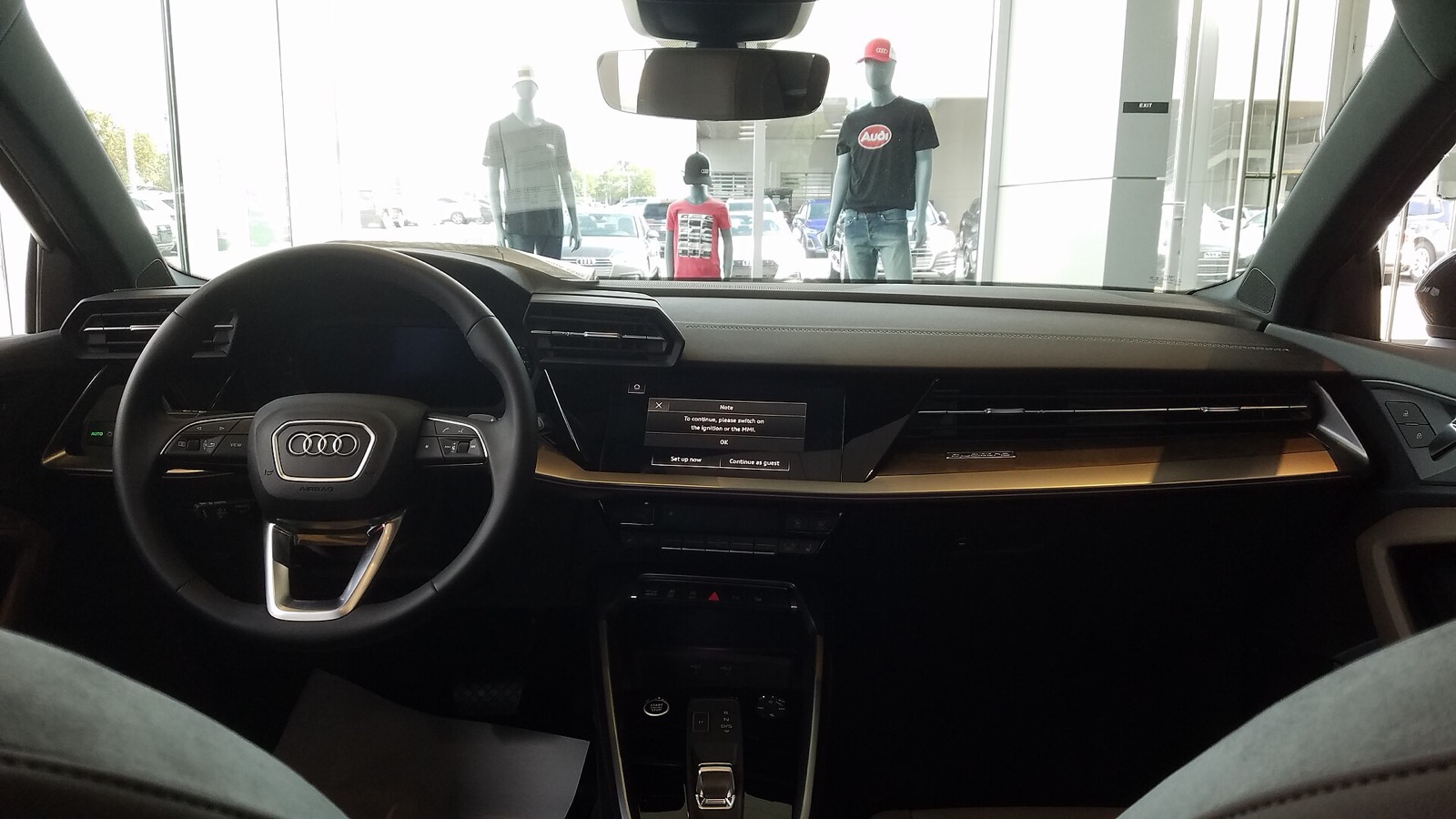 Salpicadero de un Audi A3 8Y con la pantalla central del sistema multimedia