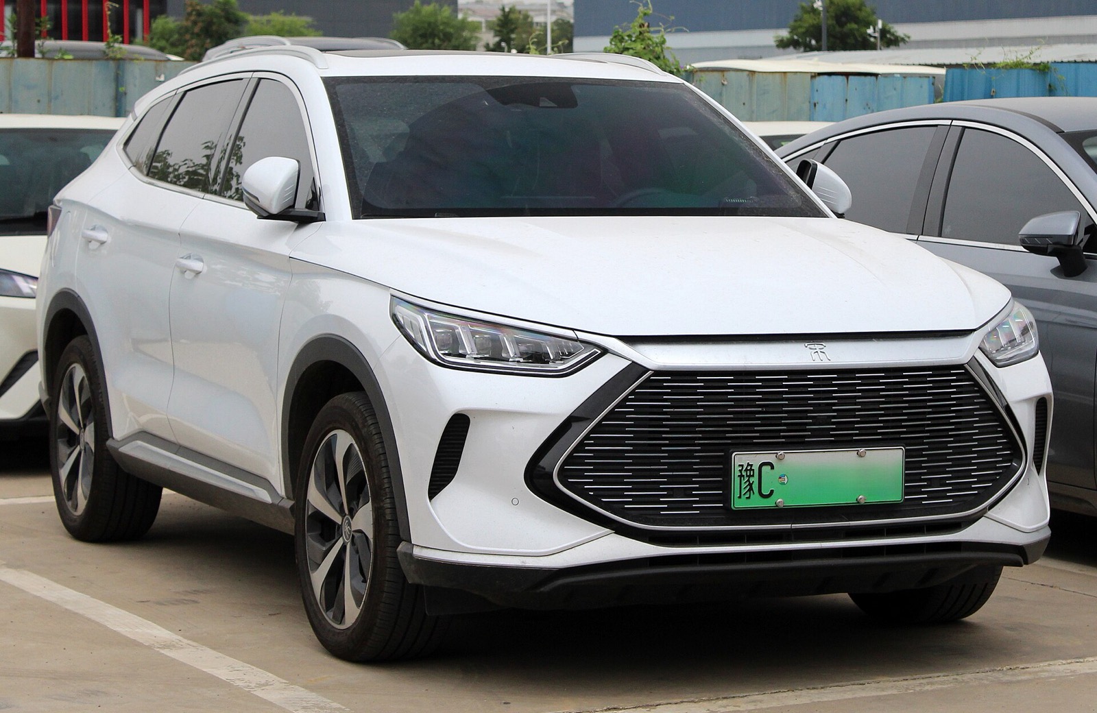 BYD Song Plus DM-i blanco, un SUV híbrido enchufable chino