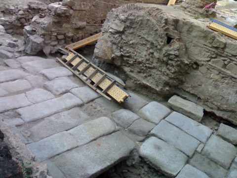 Calzada romana excavada junto a la mezquita del Cristo de la Luz, en Toledo