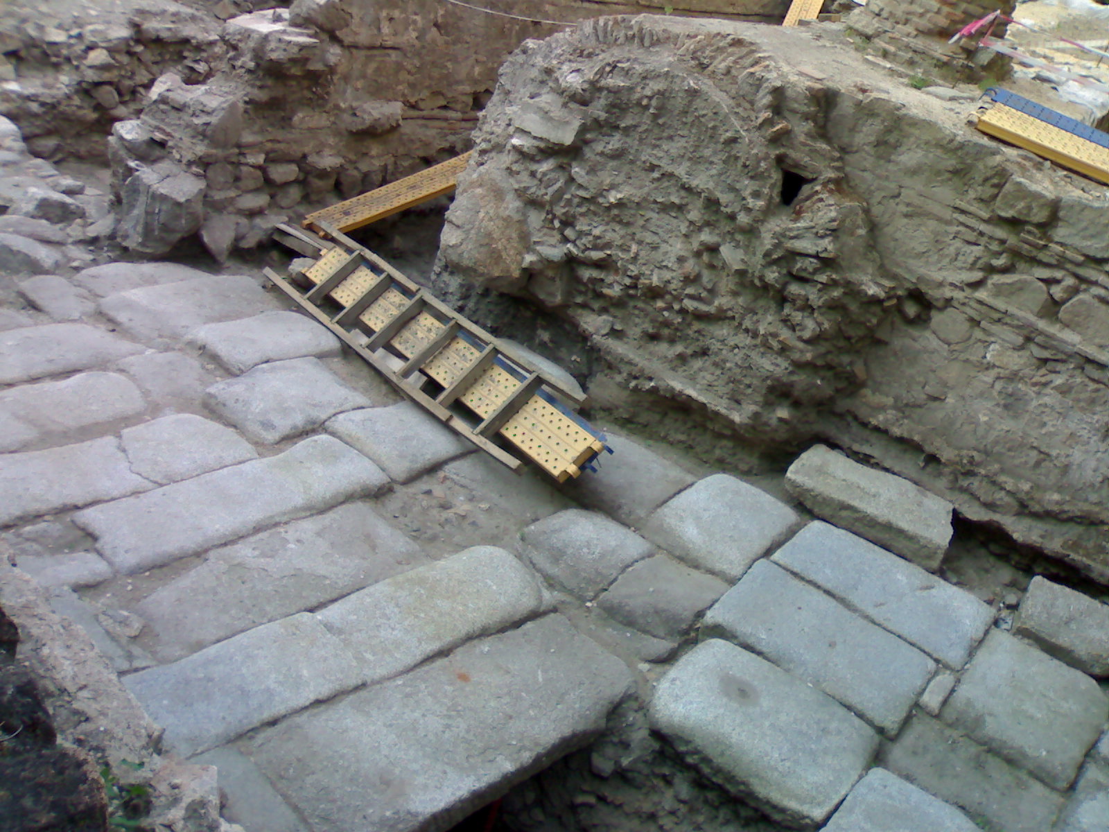 Calzada romana excavada junto a la mezquita del Cristo de la Luz, en Toledo
