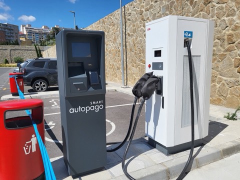 Coche eléctrico conectado a un cargador rápido en una estación española