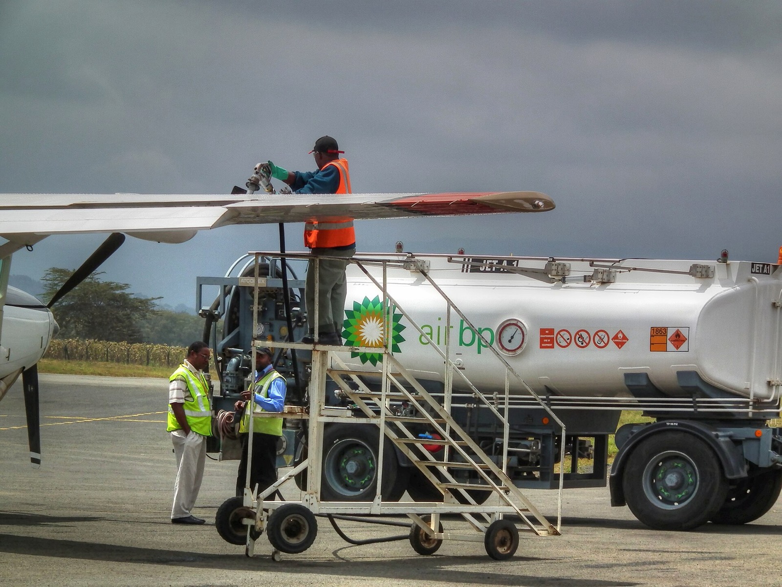 Camión cisterna de Air BP repostando queroseno a un avión en la pista