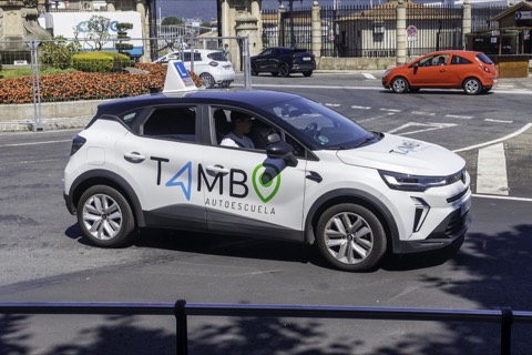 Renault Captur de autoescuela con la placa L sobre el techo