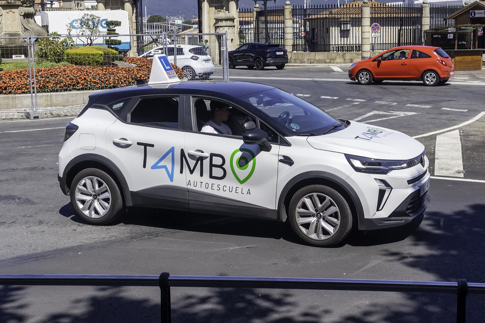 Renault Captur de autoescuela con la placa L sobre el techo