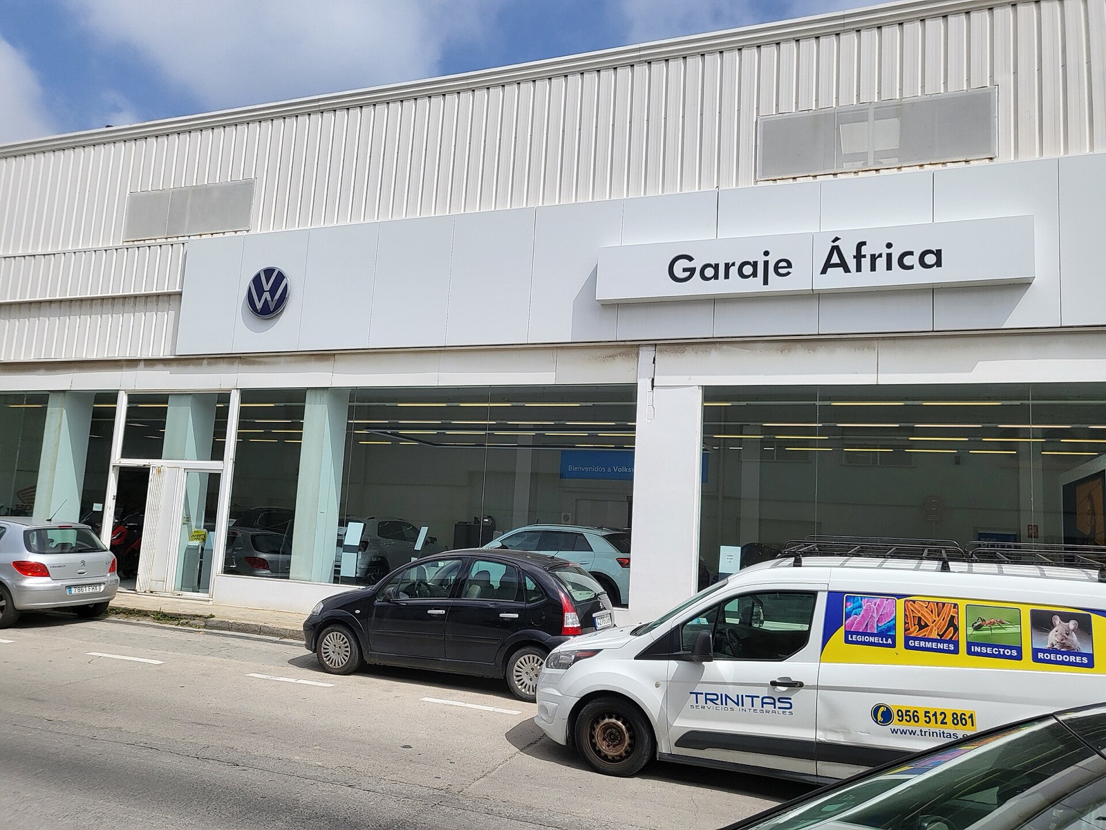 Concesionario Volkswagen Garaje África en Ceuta, con coches aparcados ante la fachada