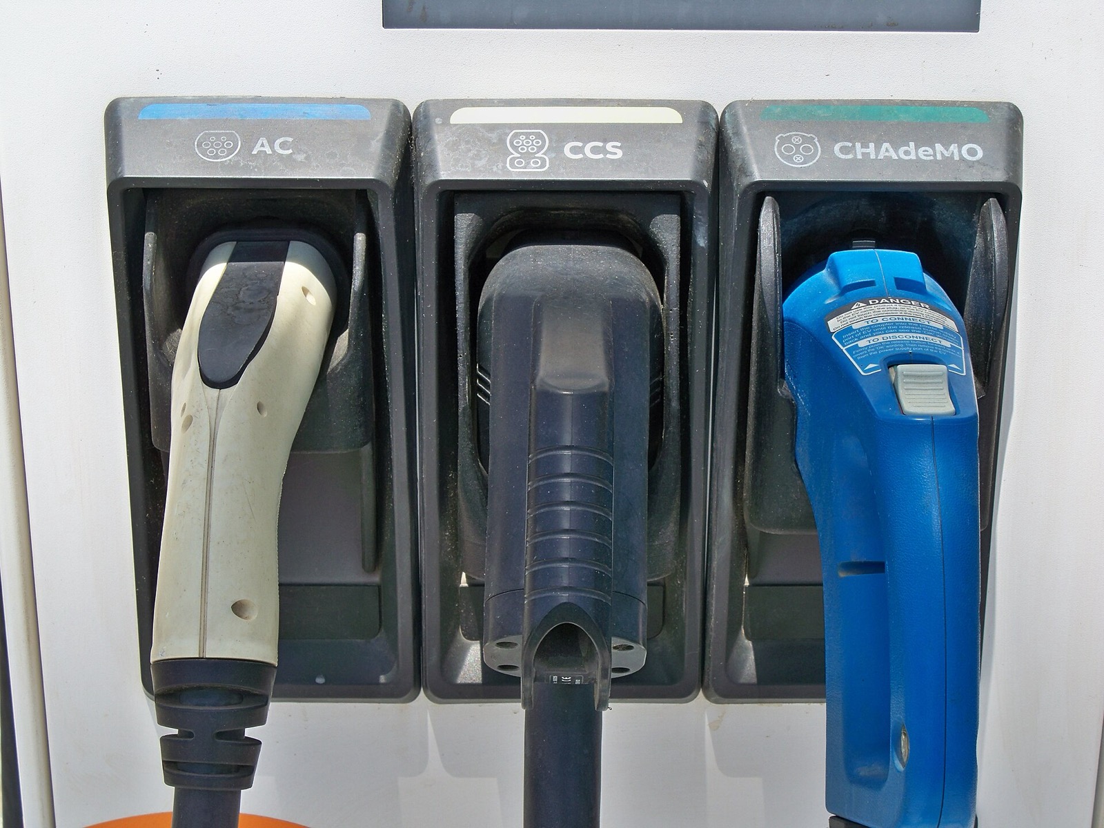 Los tres conectores de un punto de recarga rápida: AC, CCS y CHAdeMO
