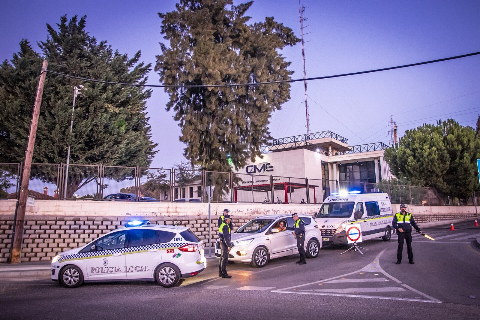 Control de alcoholemia de la Policía Local de Málaga con varios coches patrulla en una calle