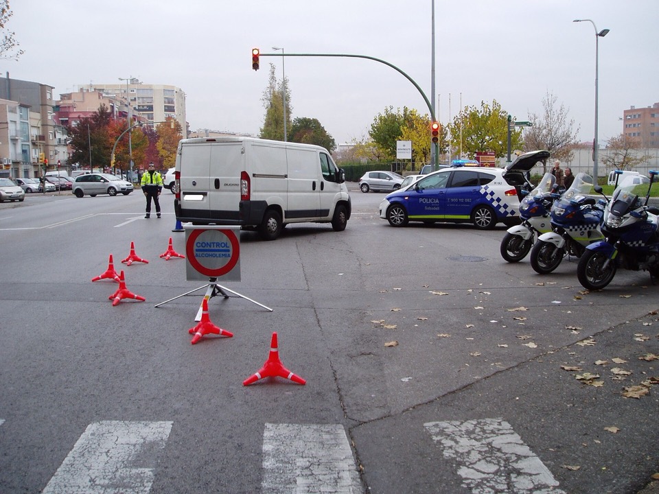 Control policial de alcohol y drogas en Sabadell con conos en la calzada y motos de la policía