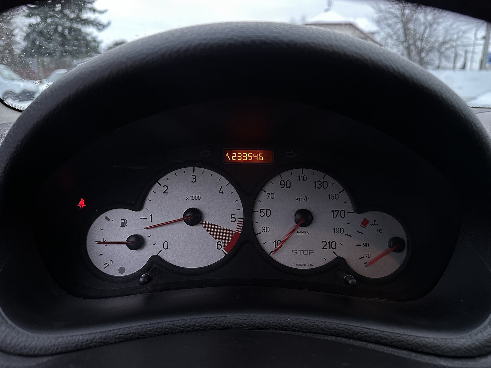 Cuadro de instrumentos de un Peugeot 206 SW con el cuentakilómetros encendido