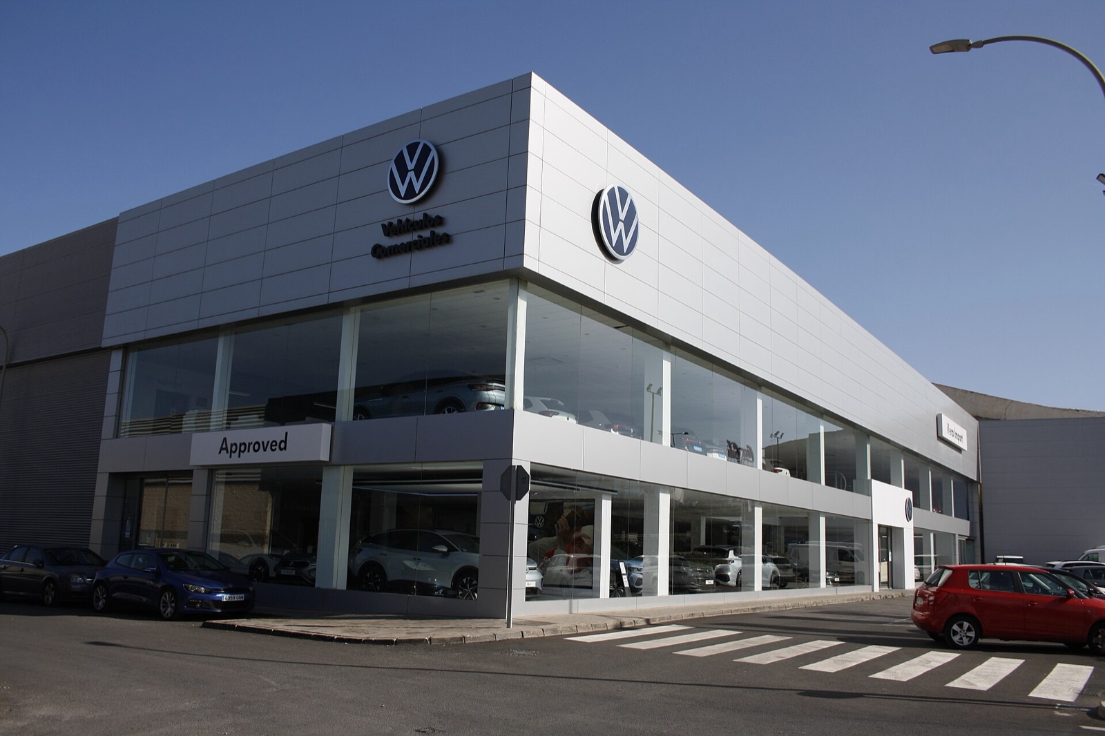 Concesionario de vehículos de ocasión Das WeltAuto en Huércal de Almería, con coches expuestos en la entrada