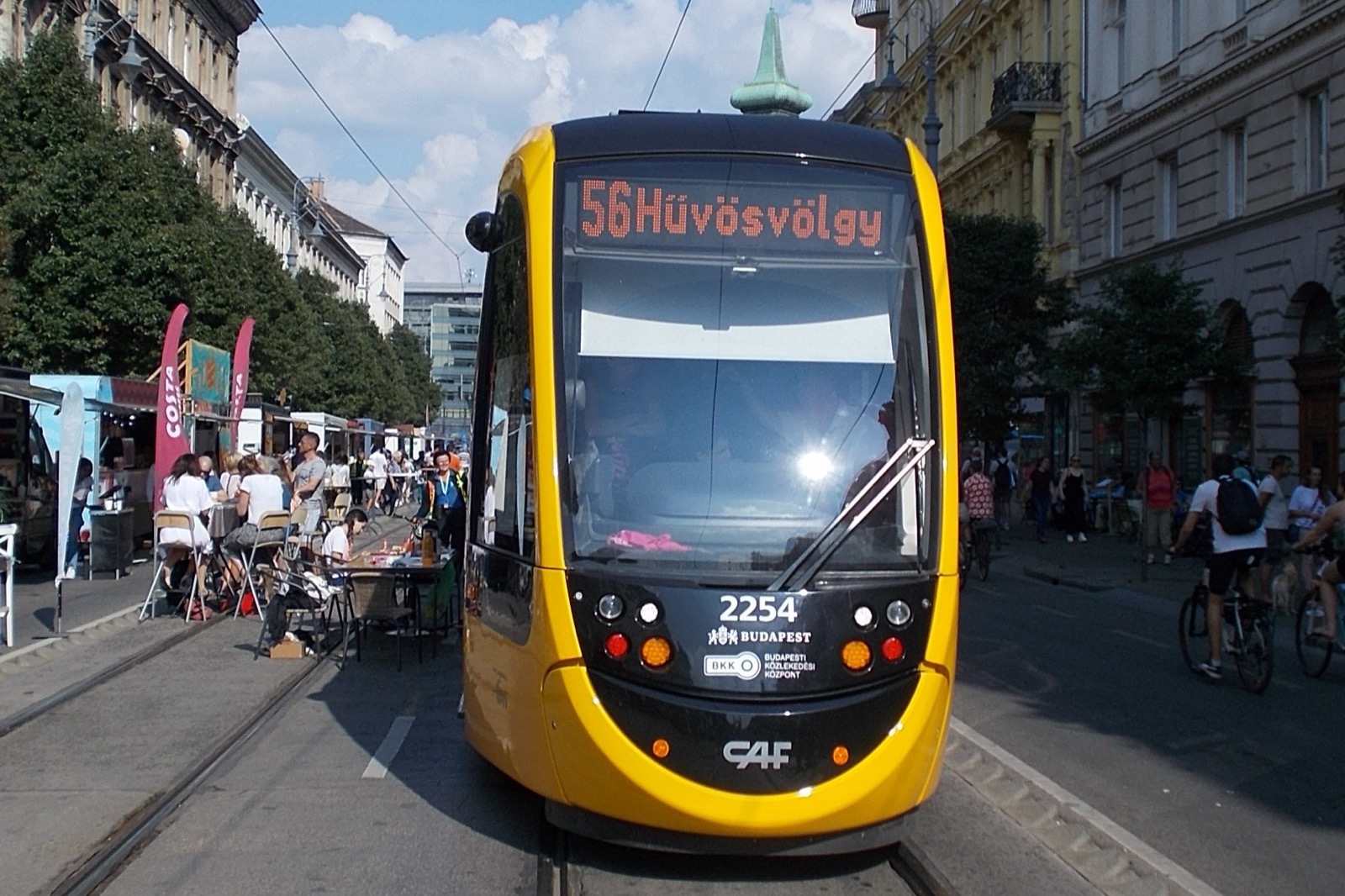 Tranvía circulando por una avenida de Budapest durante el Día sin Coches