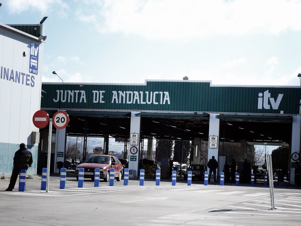 Estación de Inspección Técnica de Vehículos de Granada, con sus naves de inspección