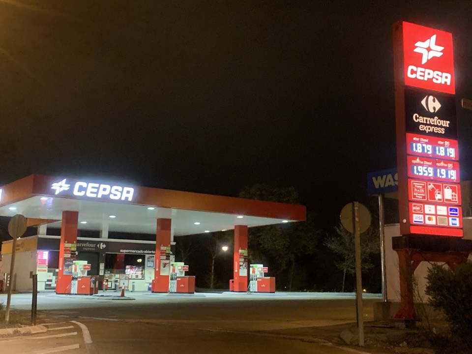 Panel de precios de una gasolinera Cepsa de noche, con el gasóleo por encima de la gasolina