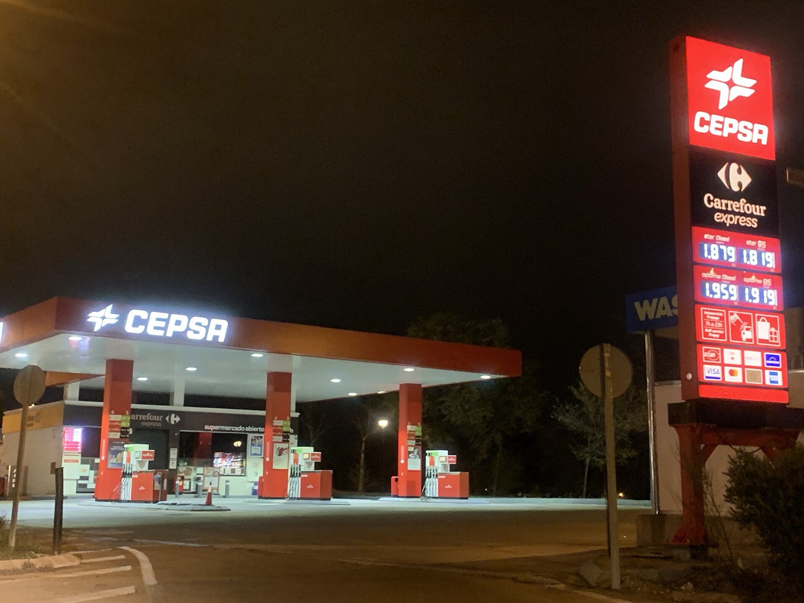 Panel de precios de una gasolinera Cepsa de noche, con el gasóleo por encima de la gasolina