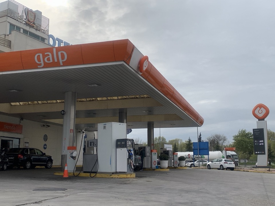 Gasolinera Galp con su marquesina naranja y el poste de precios