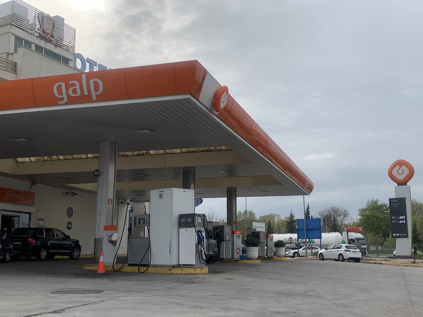 Gasolinera Galp con su marquesina naranja y el poste de precios