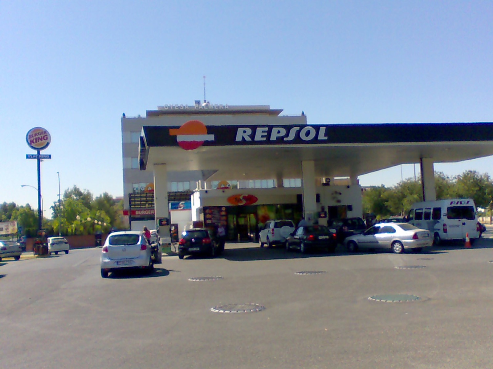 Coches repostando bajo la marquesina de una estación de servicio Repsol en Sevilla