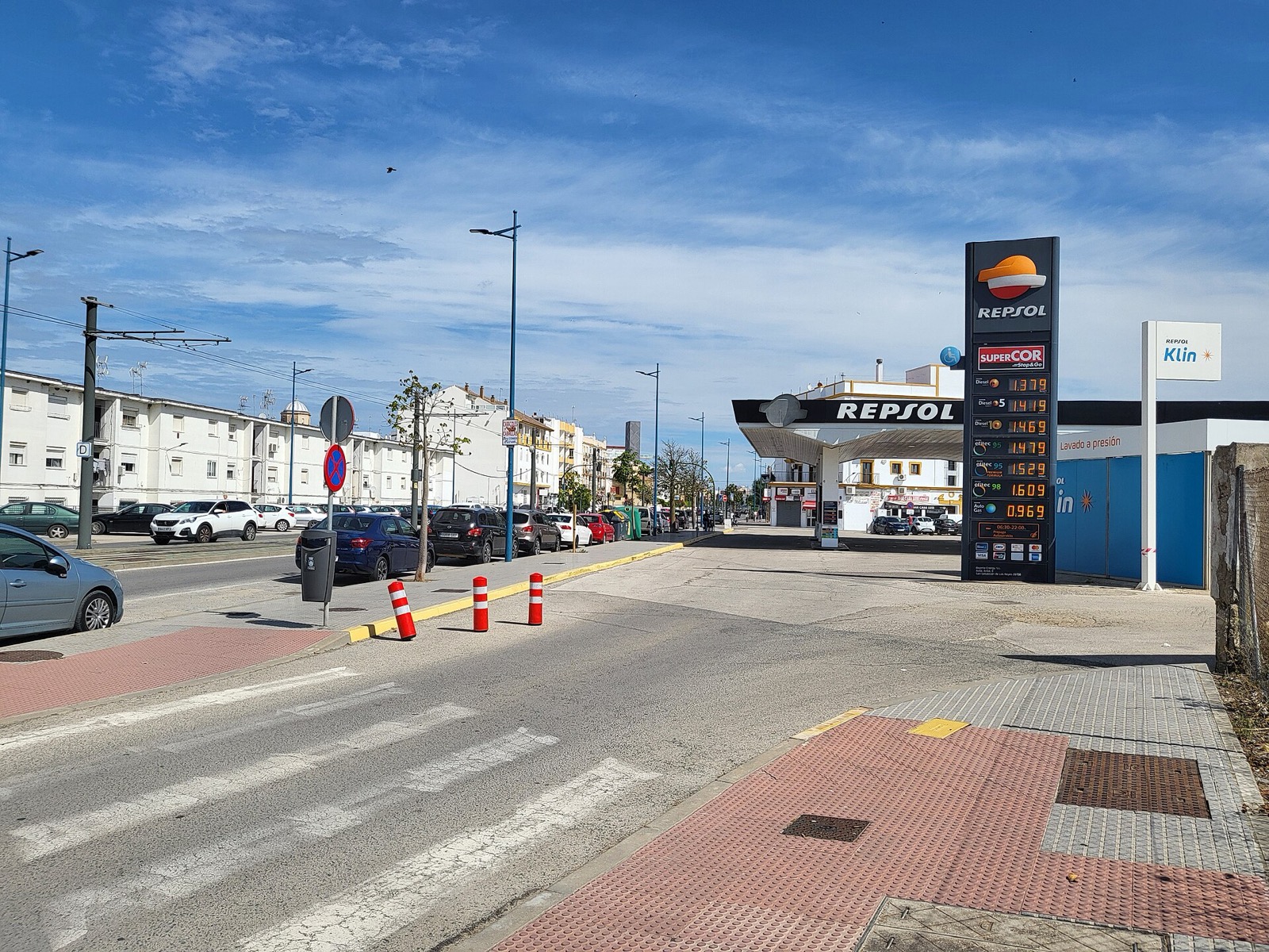 Panel de precios y surtidores de una estación de servicio Repsol en Chiclana
