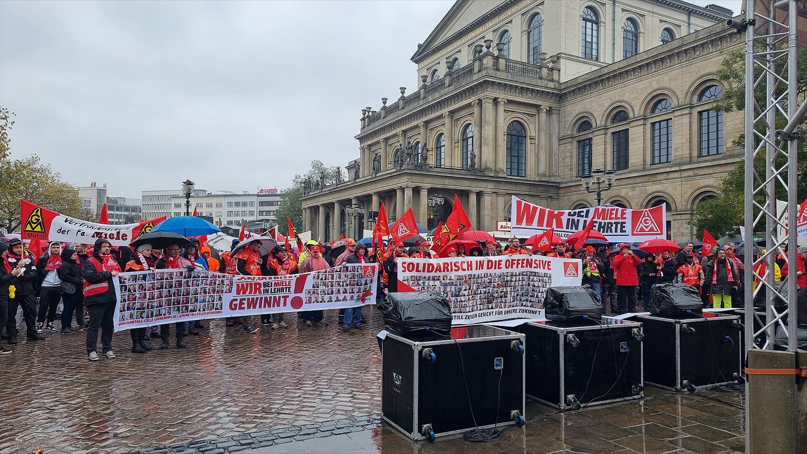 Concentración de trabajadores con banderas de IG Metall en la Opernplatz de Hannover