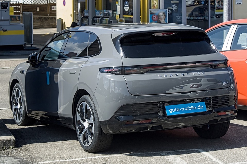 Leapmotor B05 eléctrico gris aparcado en la calle, visto de tres cuartos trasero