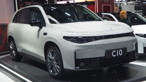 Leapmotor C10 blanco expuesto en un salón del automóvil