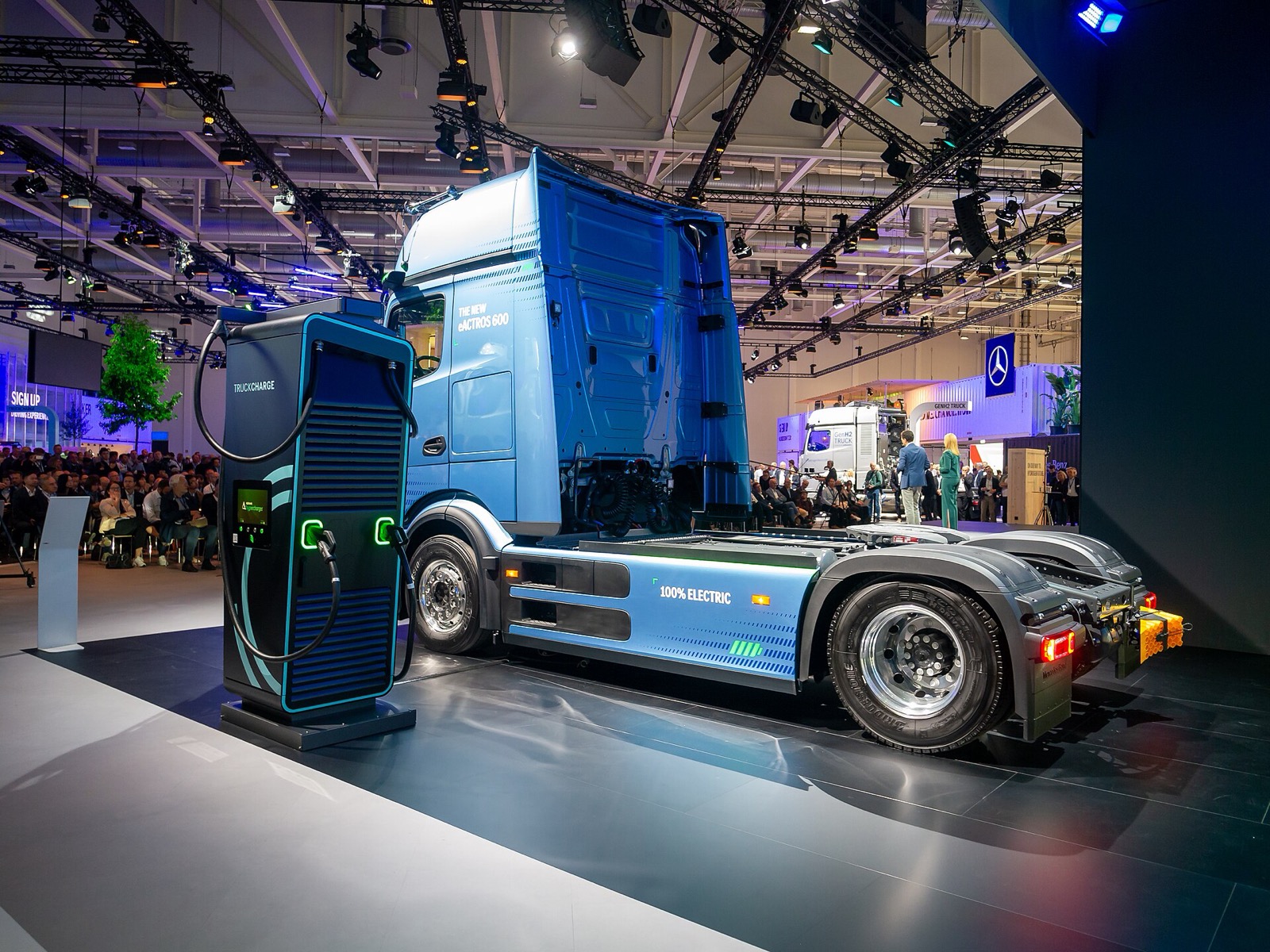 Camión eléctrico Mercedes eActros conectado a un cargador en el salón IAA de 2024