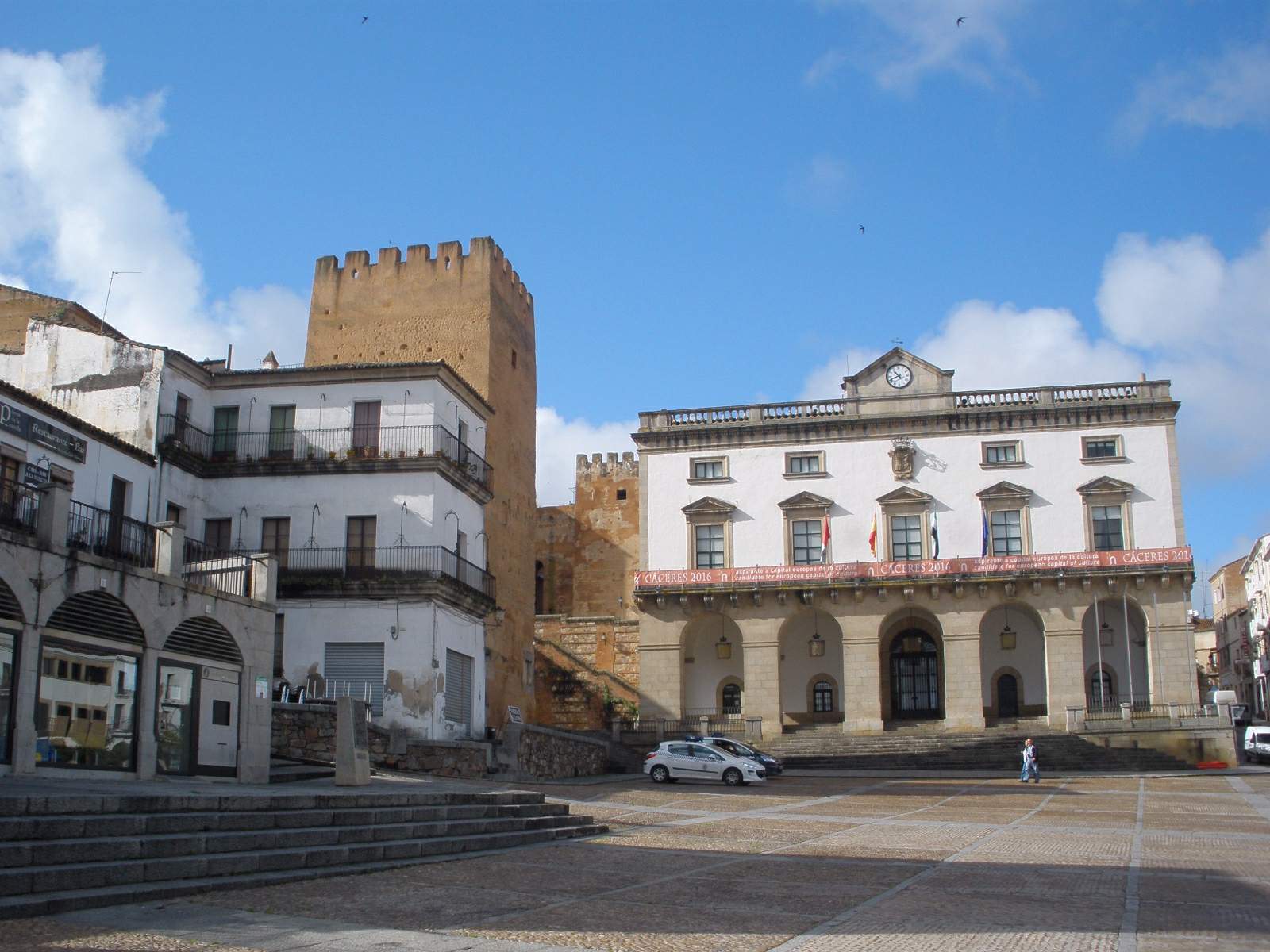 Plaza Mayor de Cáceres con el edificio del Ayuntamiento y la torre de Bujaco