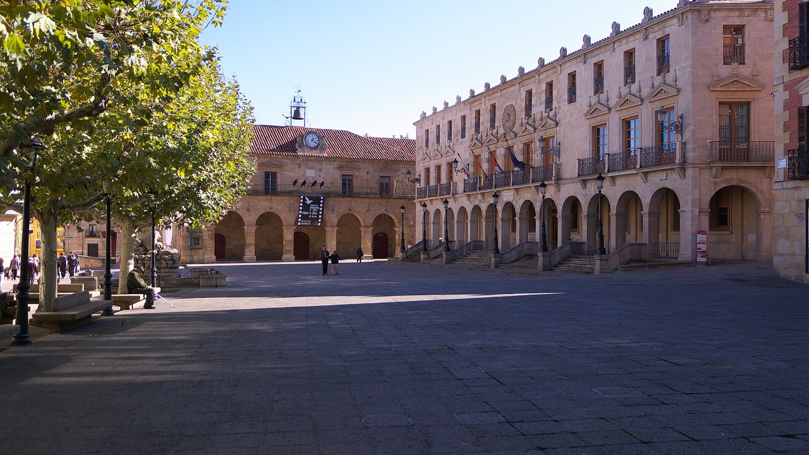 Plaza Mayor de Soria con los edificios porticados del Ayuntamiento