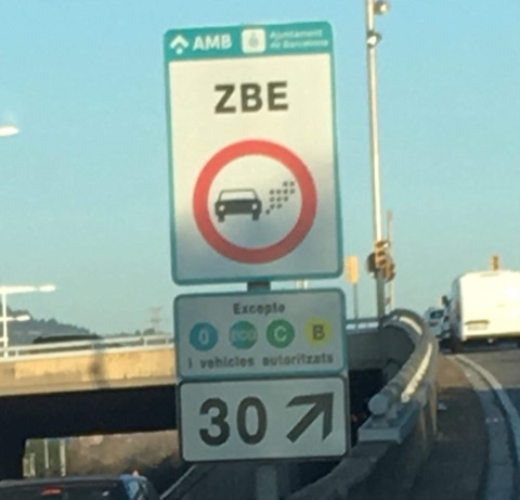 Señal de inicio de la Zona de Bajas Emisiones en la salida 30 de la Ronda Litoral de Barcelona