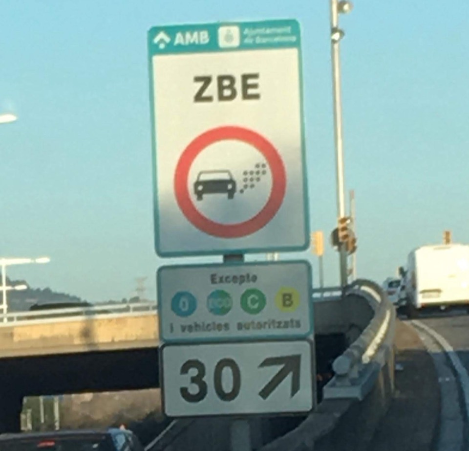Señal de inicio de la Zona de Bajas Emisiones en la salida 30 de la Ronda Litoral de Barcelona