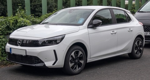 Opel Corsa blanco de tres cuartos delantero aparcado en la calle