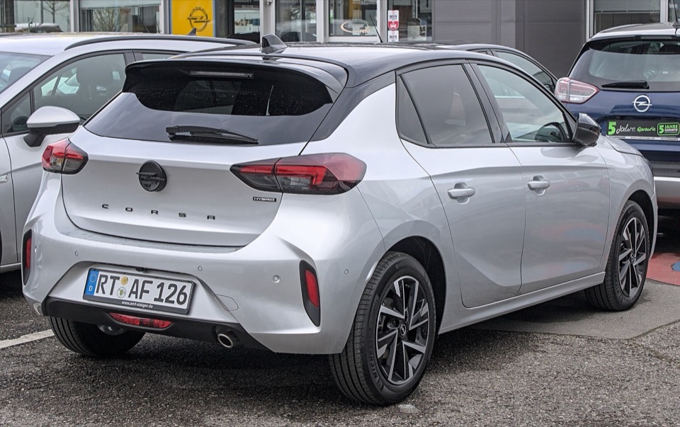 Opel Corsa blanco de tres cuartos trasero