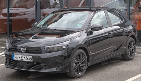 Opel Corsa negro de tres cuartos delantero