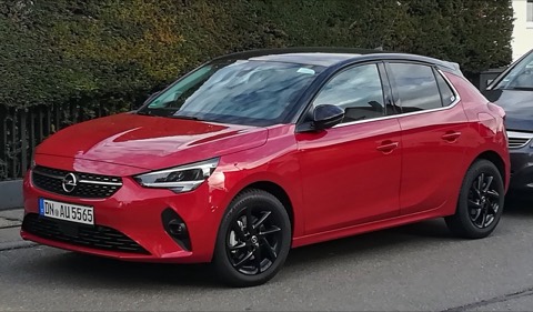 Opel Corsa rojo de tres cuartos delantero
