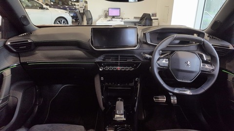 Puesto de conducción de un Peugeot 2008, con el i-Cockpit