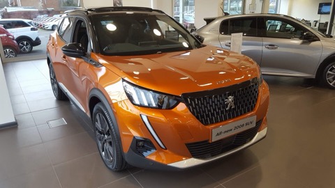 Peugeot 2008 naranja de tres cuartos delantero