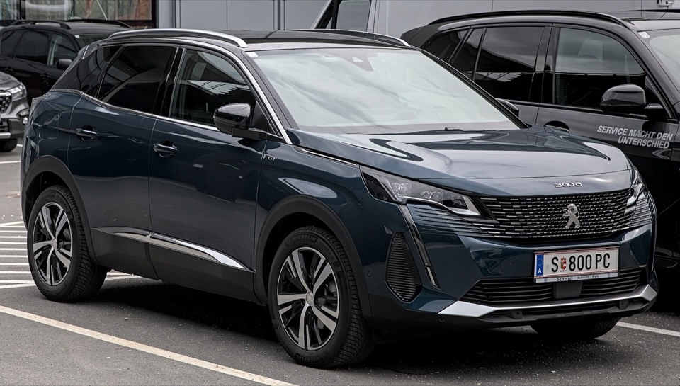 Peugeot 3008 azul oscuro de tres cuartos delantero