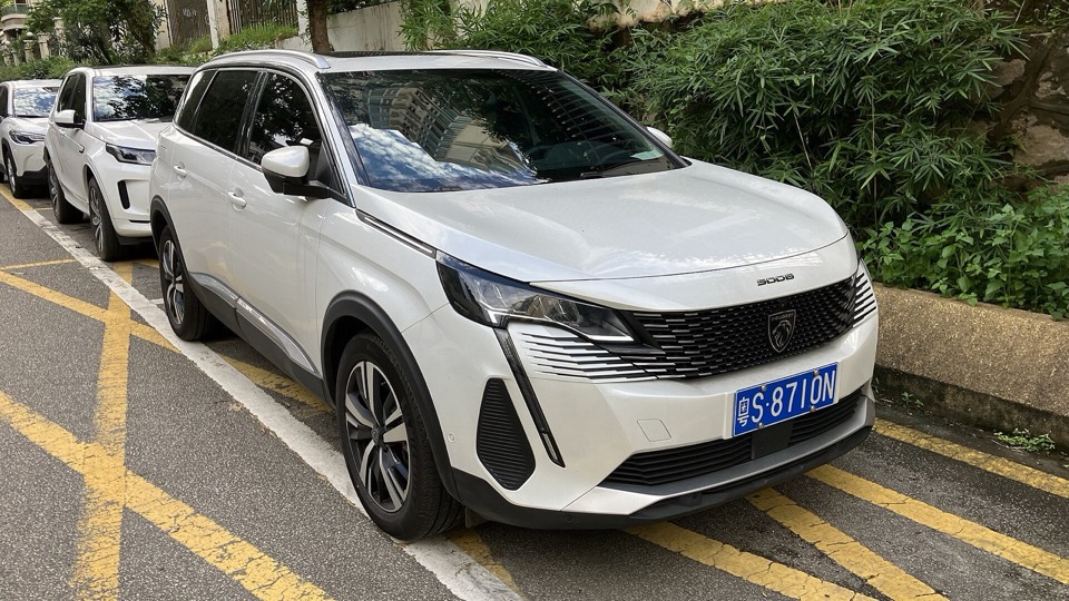 Peugeot 5008 blanco de tres cuartos delantero