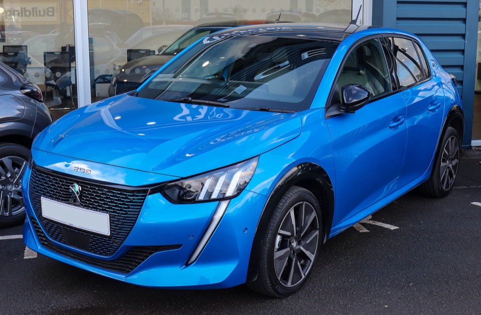 Peugeot e-208 azul de tres cuartos delantero en una calle
