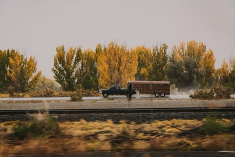 Vehículo arrastrando un remolque por una carretera