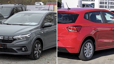 Dacia Sandero y SEAT Ibiza uno junto al otro, en una imagen dividida en dos mitades