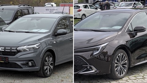 Dacia Sandero y Toyota Corolla uno junto al otro, en una imagen dividida en dos mitades
