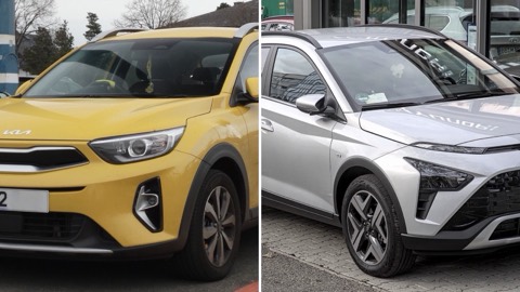 Kia Stonic y Hyundai Bayon uno junto al otro, en una imagen dividida en dos mitades