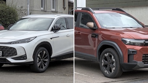 MG HS y Dacia Bigster uno junto al otro, en una imagen dividida en dos mitades