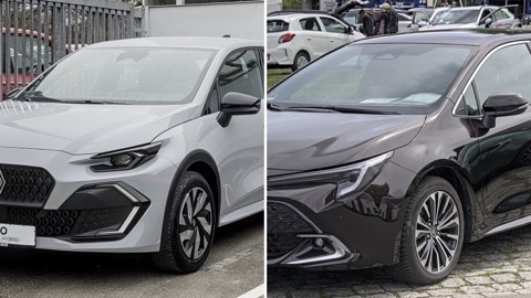 Renault Clio y Toyota Corolla uno junto al otro, en una imagen dividida en dos mitades