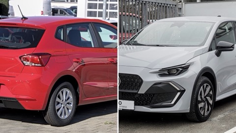 SEAT Ibiza y Renault Clio uno junto al otro, en una imagen dividida en dos mitades