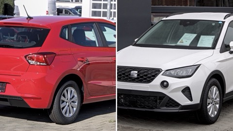 SEAT Ibiza y SEAT Arona uno junto al otro, en una imagen dividida en dos mitades